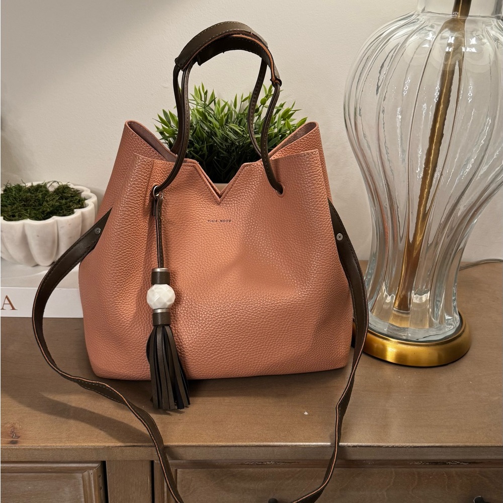 Elegant tan PIXIE MOOD VEGAN JASMINE
TOTE WITH MARBLE TASSEL
ACCENT